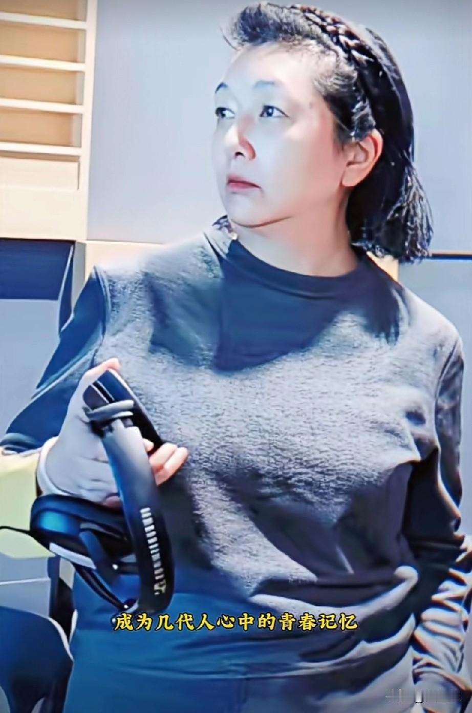 如今58岁的她，
状态依旧好得让人惊叹！
在这张录音室的照片里，
她的皮肤紧致细