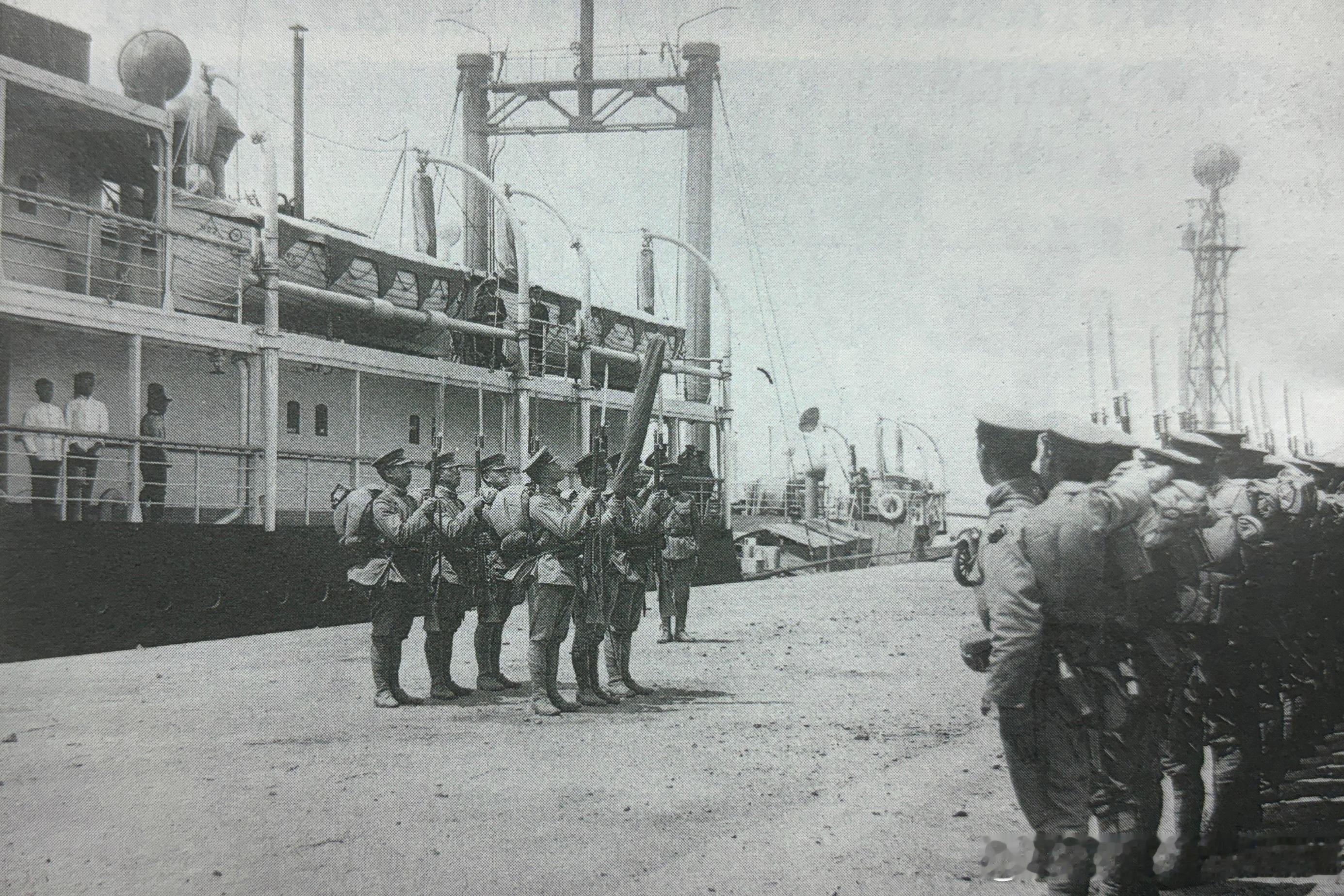 1928年5月日军第6师团先头部队在青岛大港登陆。列于队列之前的军旗小队，护卫的