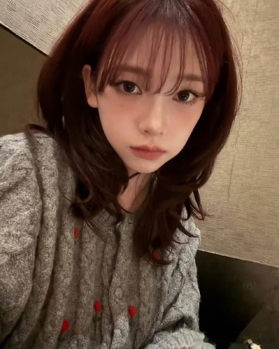 柳智敏[超话]  柳智敏好辣 她的ins真的看着很舒服，就是独一无二的，没有那种