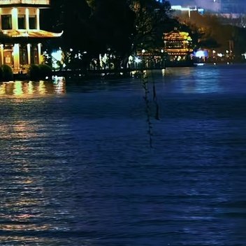 难过的时候，安静沉默；委屈的时候，默默消化；疲惫的时候，咬牙坚持。不必逢人诉苦，