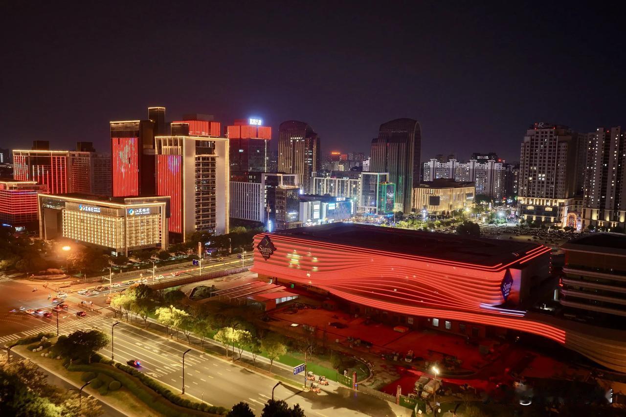 近日，扬州文昌西路上的山姆外立面亮化工程正式启用，独特的设计风格与周边夜景融为一