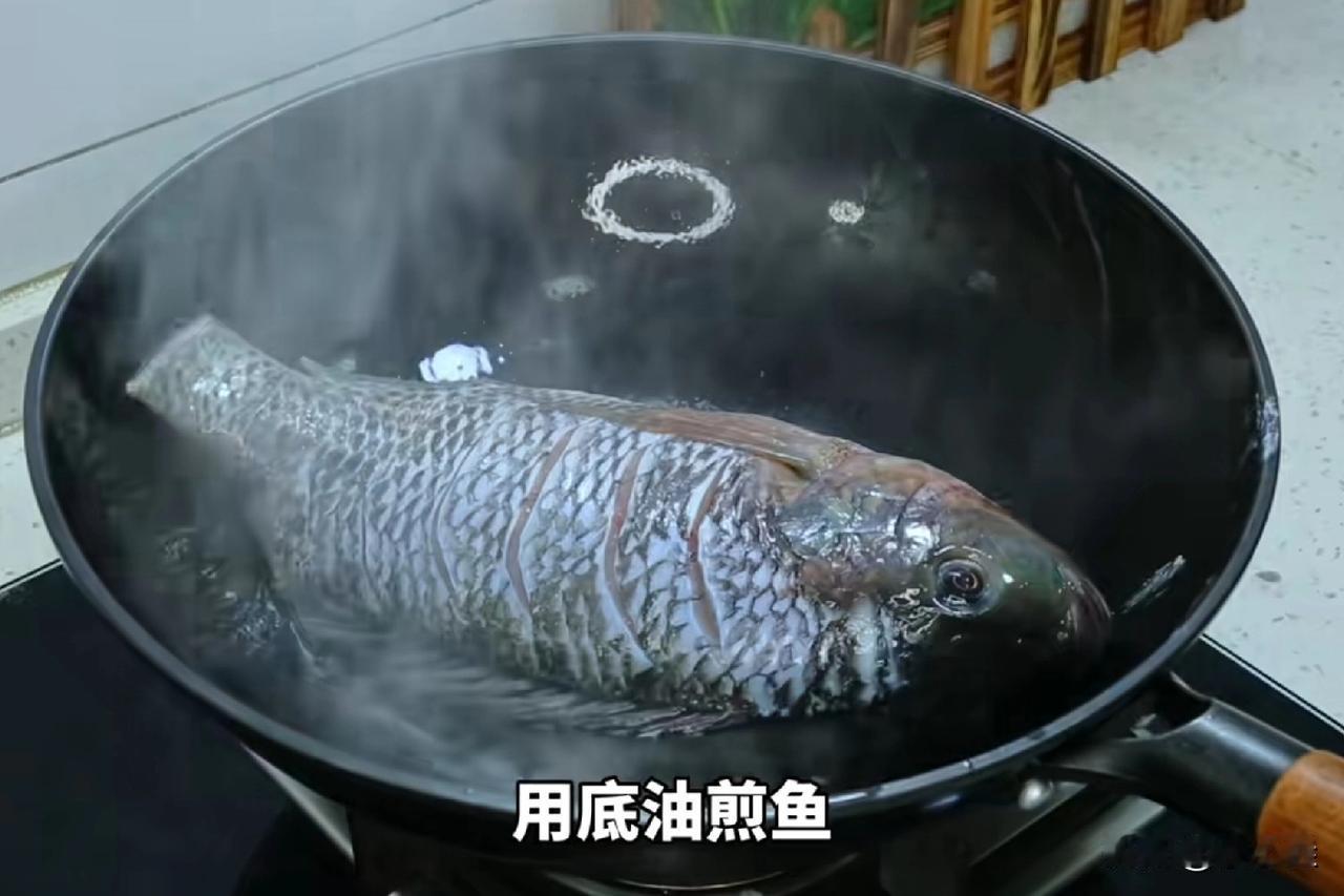 我煎了二十来年鱼，总觉得自己好歹算个老手，可现实特打脸：要么鱼皮粘得稀烂，要么整