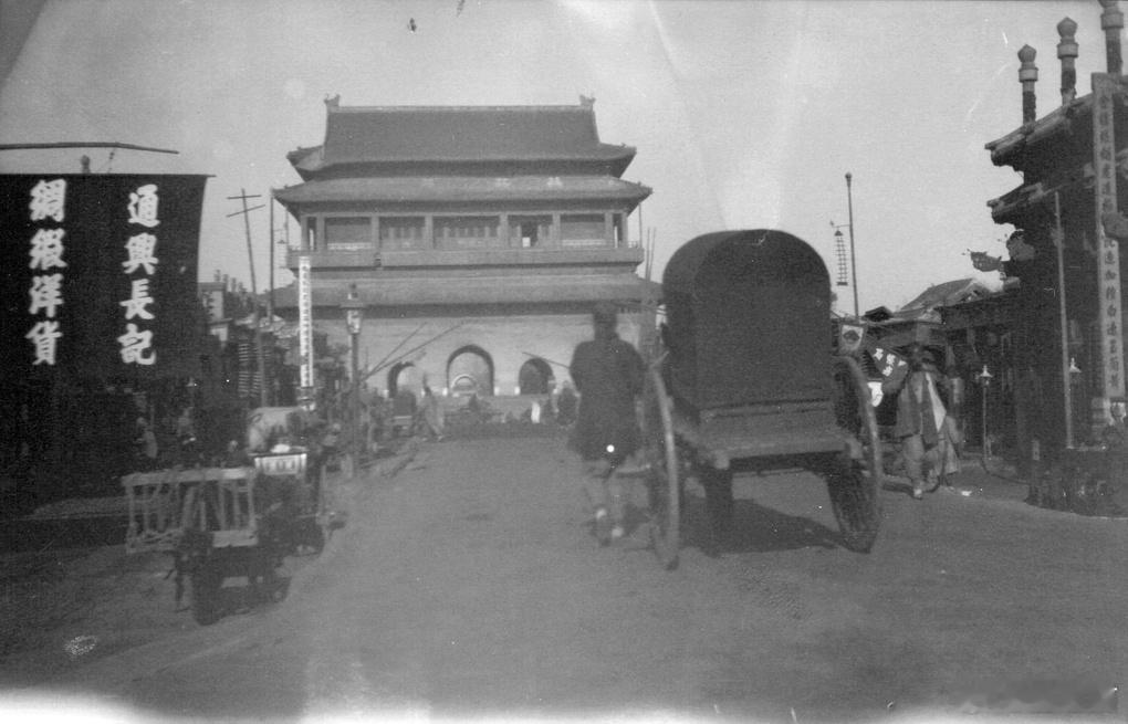 通往鼓楼的道路，北京，1906年 ​​​