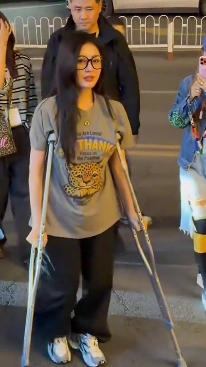 没有任何一条街，二楼是上二楼，不太低，楼梯有点陡。对。