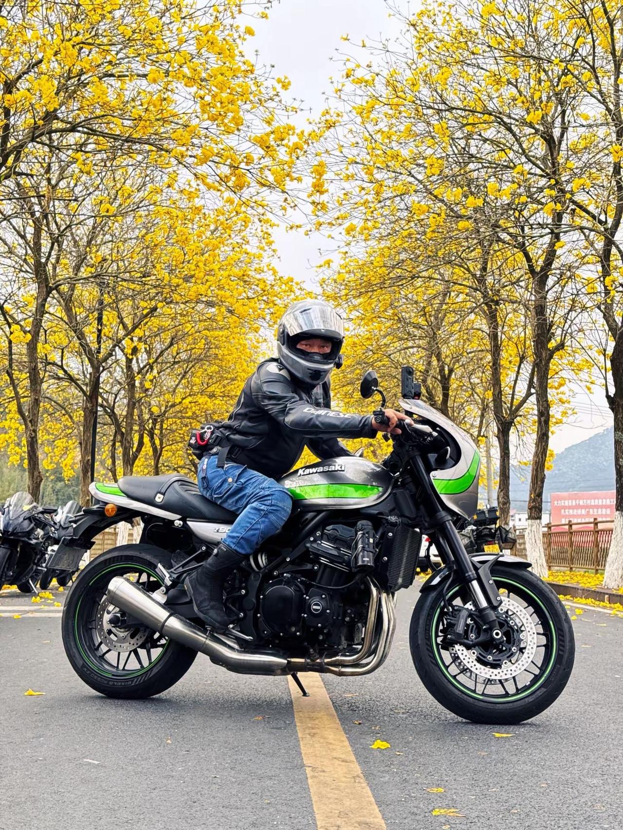 出发！去有花开的地方 拧油门，追着风，去看黄风岭后视镜里的世界在后退，前方是兄弟