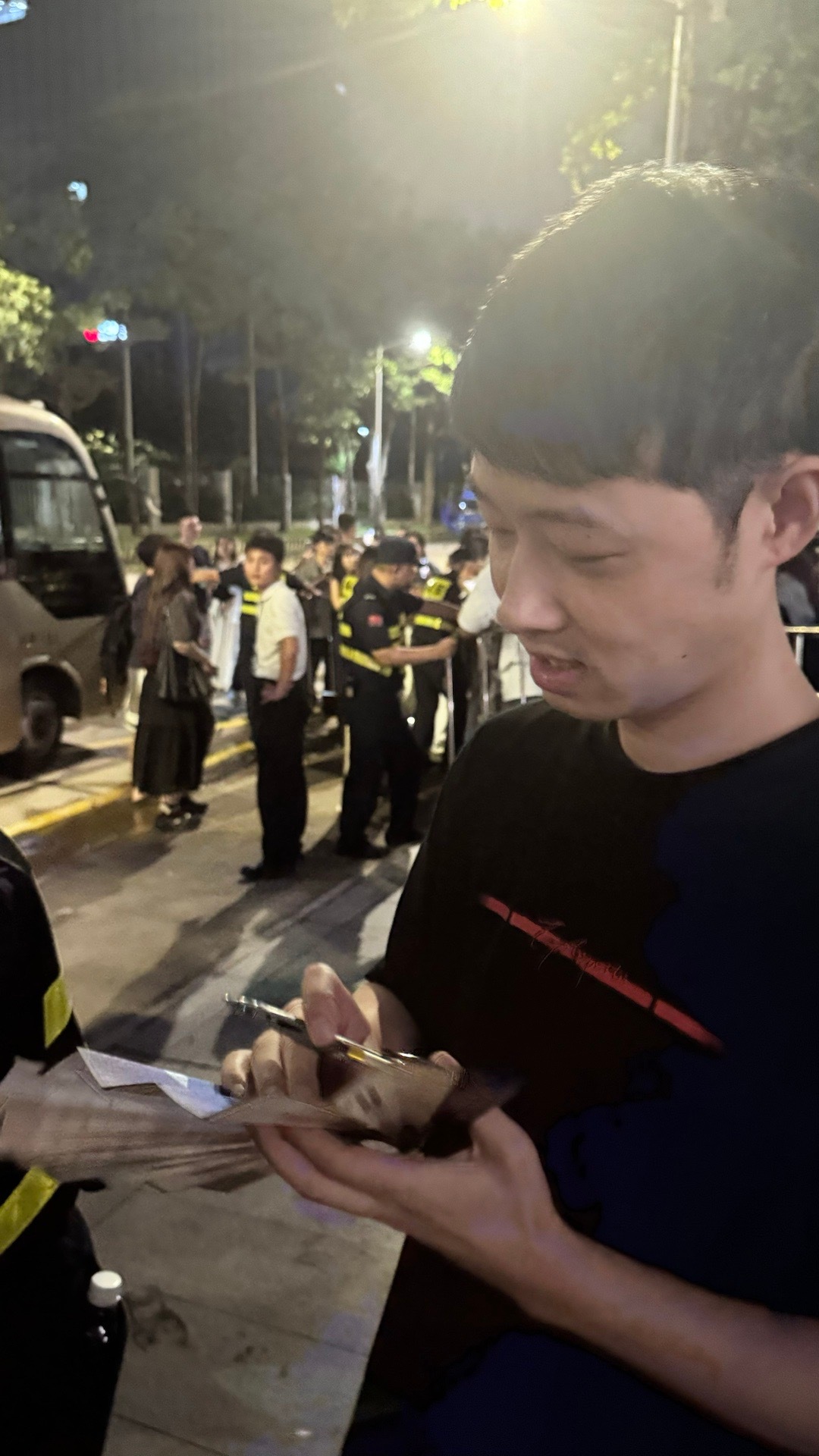 昨天签名的皓哥[兔子]加妹简单说三点噢1.下次一定要流幸福的眼泪😭2.队服要黑