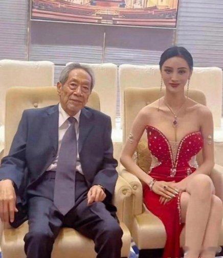 人比人气死人，现在三十多岁的男人找不到到媳妇的很多，而人家演员王奎荣，差不多就是