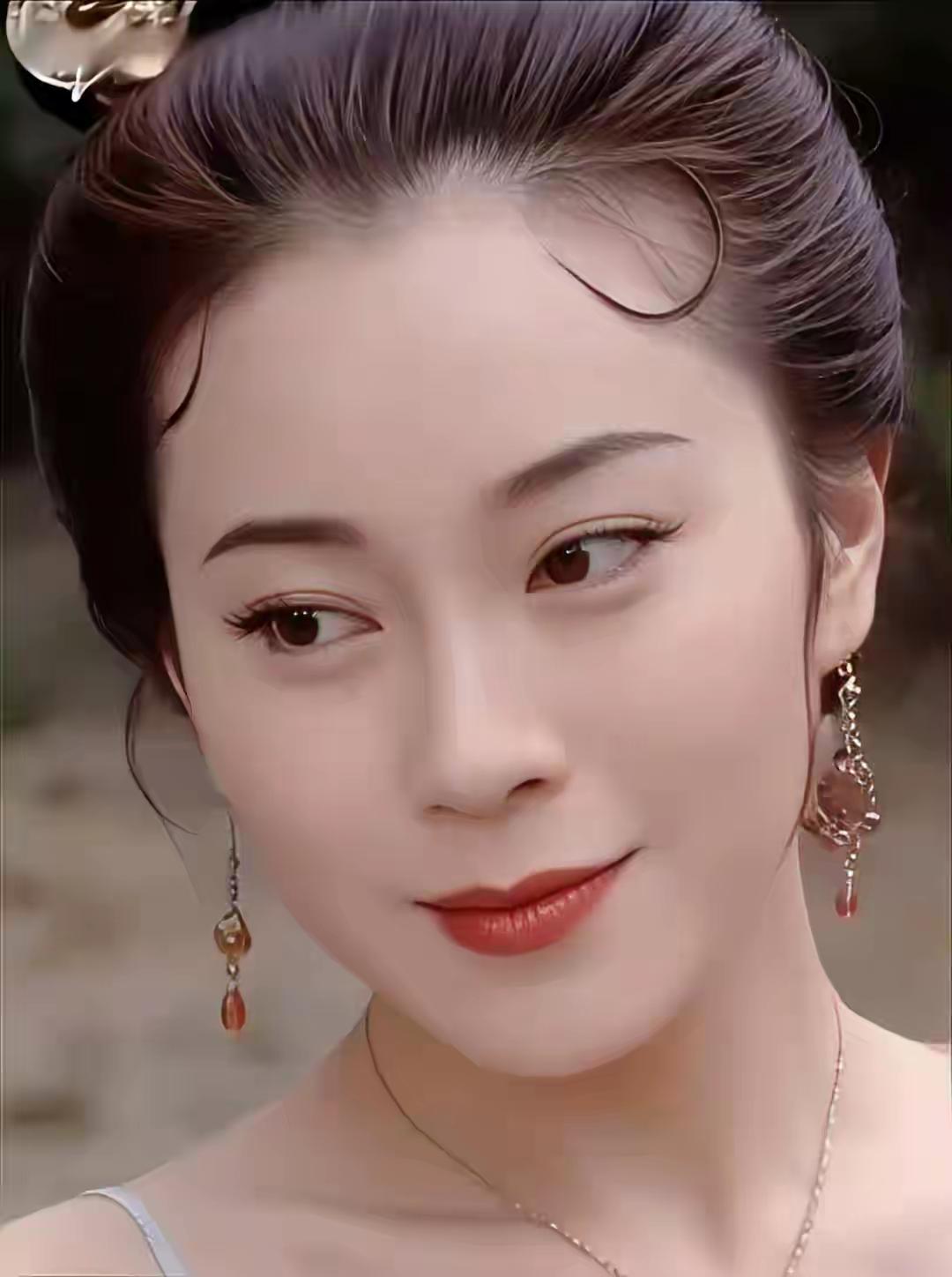 两人都饰演过黄蓉，别人不说，我还以为一个人饰演的呢，两人都很美，左边的魏秋桦，右