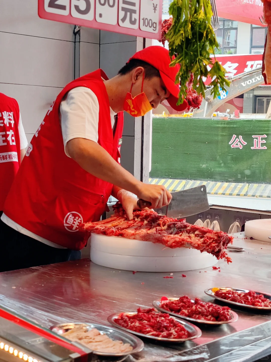 离谱！这家鲜切牛肉火锅才开几天火到要排队