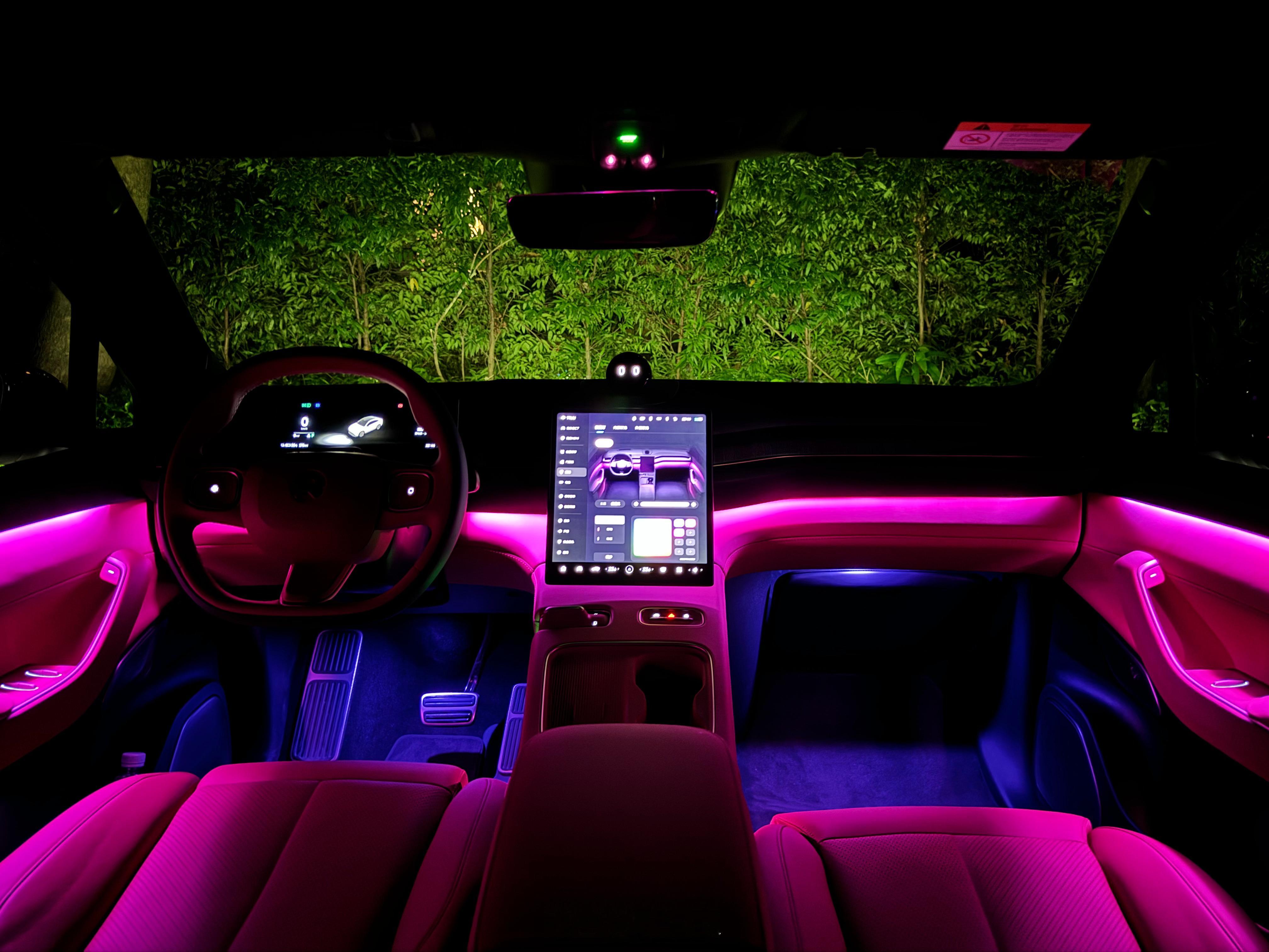 新势力阵营里蔚来的氛围灯水平最高🪩可玩度也最高可单独调不同区域的颜色～EC7这