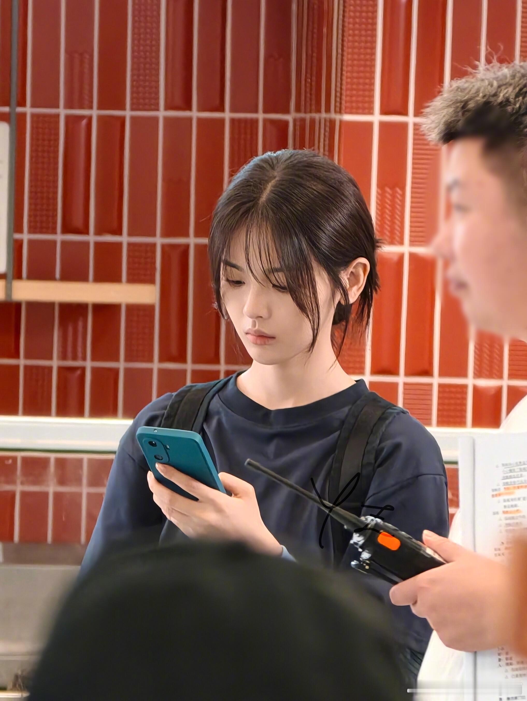 杨超越的路透图好有故事感 