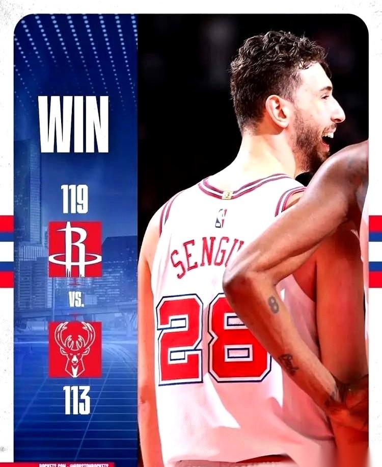 火箭队赢了雄鹿。
哨声刚落，全场的灯光还打在计分板上：119比113。更衣室通道