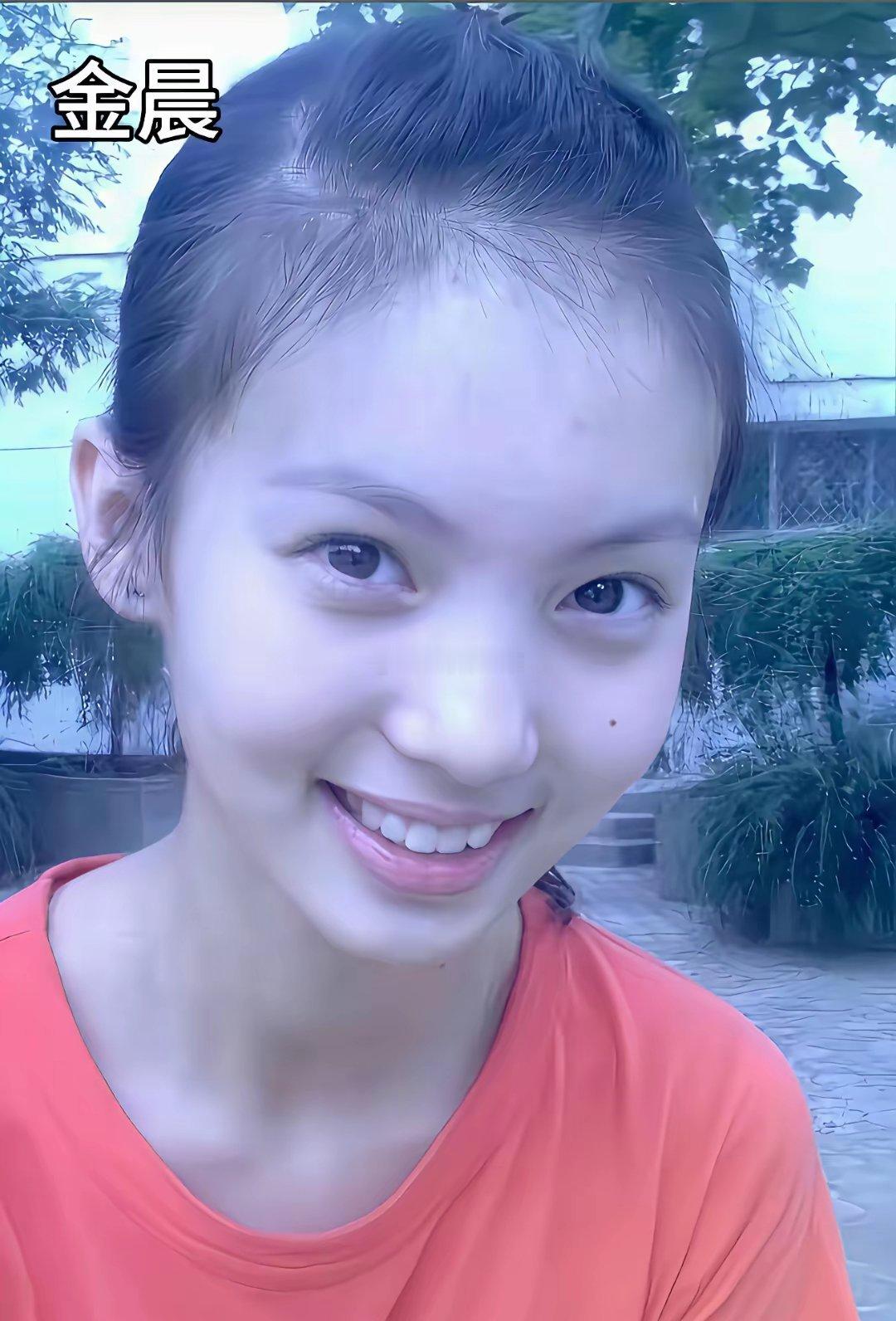 这么多学生照里周也看着最漂亮 