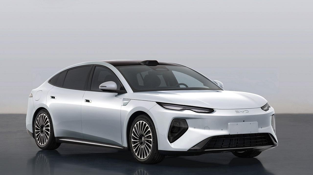 比亚迪新车刷屏，第二代刀片电池首装！是技术普惠还是高价豪赌？
就在3月中旬的工信