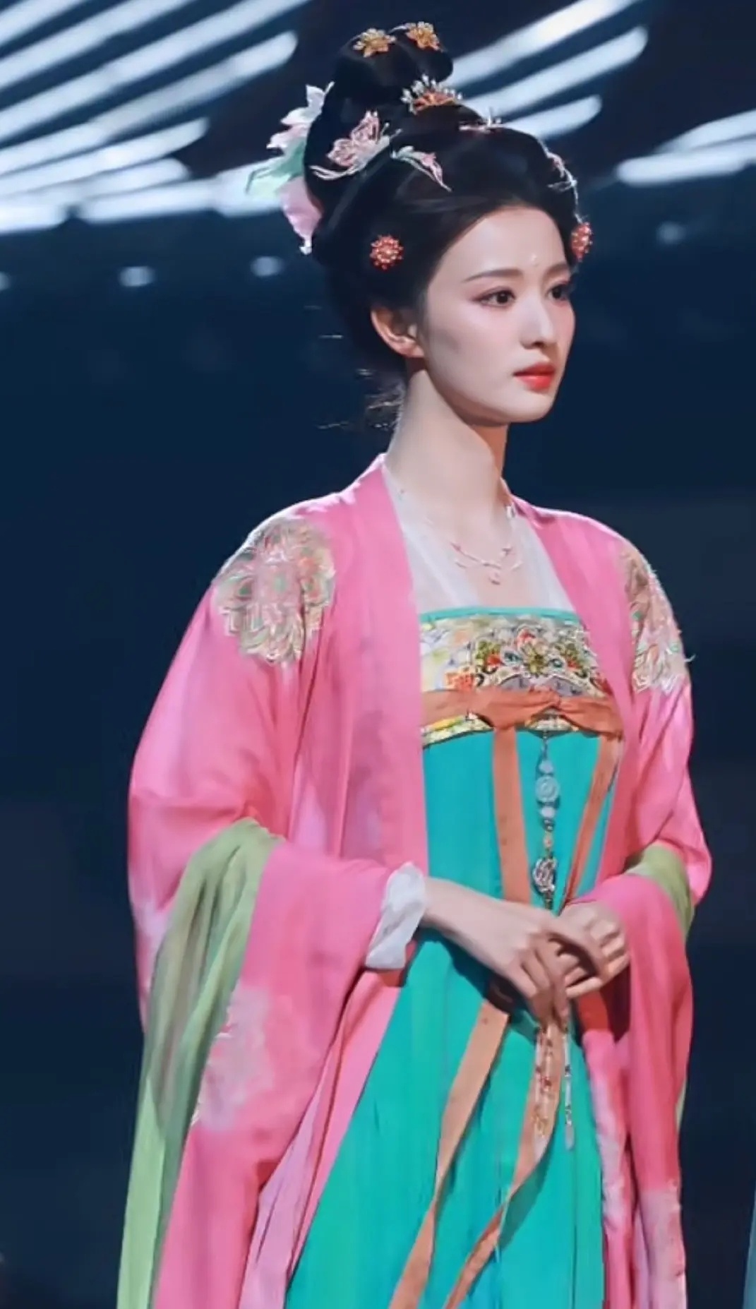 王楚然 🚢这个大唐妆造还行啊随手截个图 