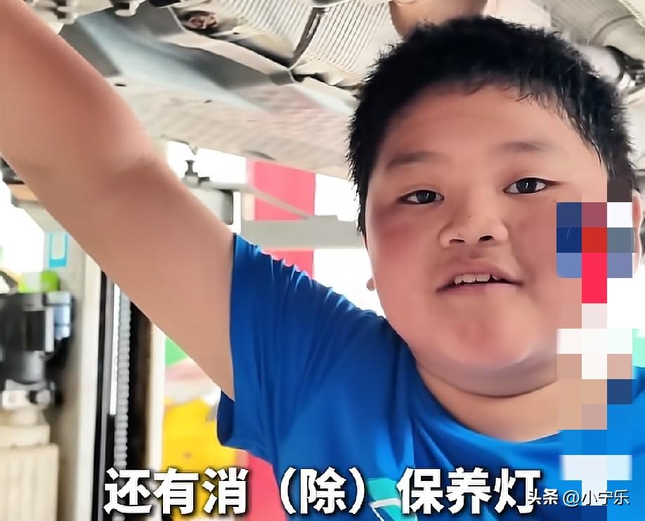近日，广西玉林一11岁“修车小孩哥”走红网络。“小孩哥”覃玮锋是一名五年级的小学