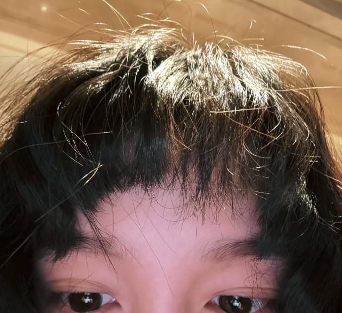 咔嚓一声，长发没了。
关晓彤的微博，凌晨三点更新。
理发师手停在半空，连问三次：