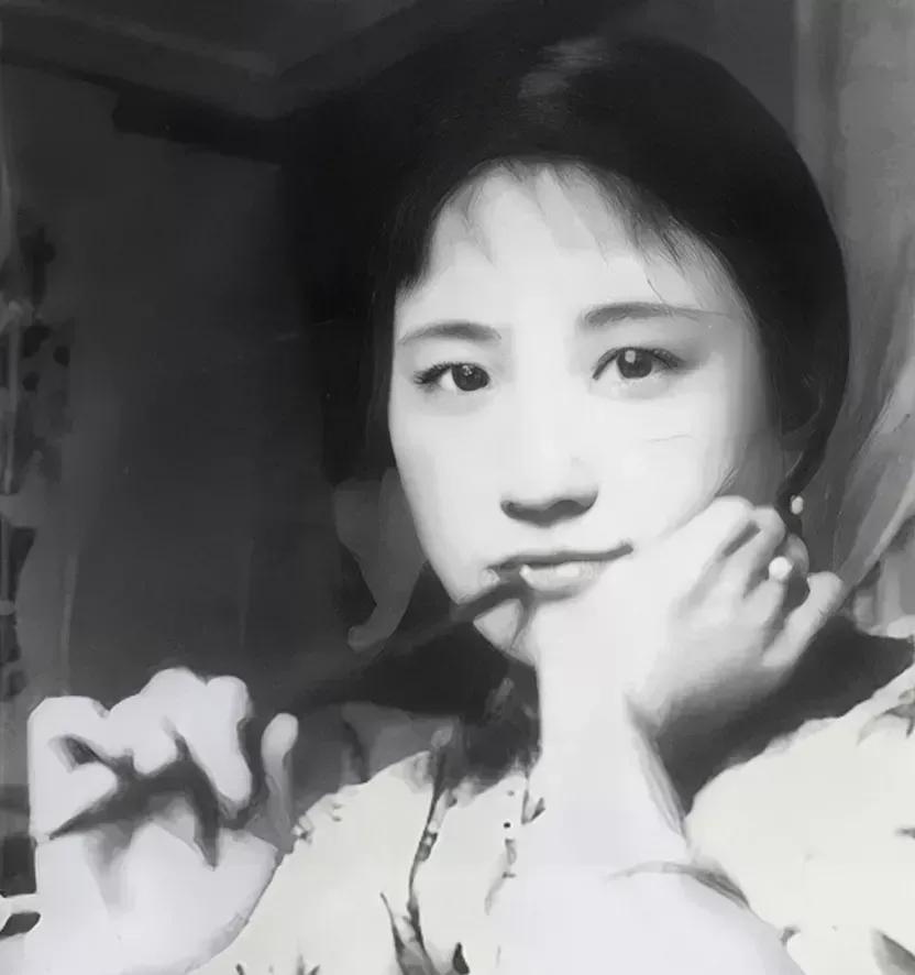 1947年，44岁的陆小曼被绑在床上，嘴里塞着布，被折磨得奄奄一息。

谁能想到