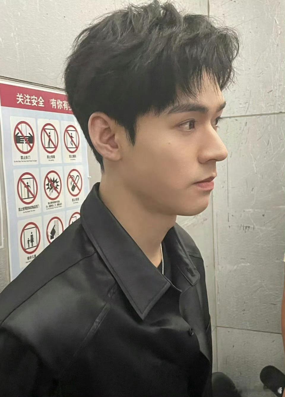 龚俊王玉雯撞睡衣了到底参加了几个综艺，花少也有他，还记得初衷是演员吧[晕] ​​