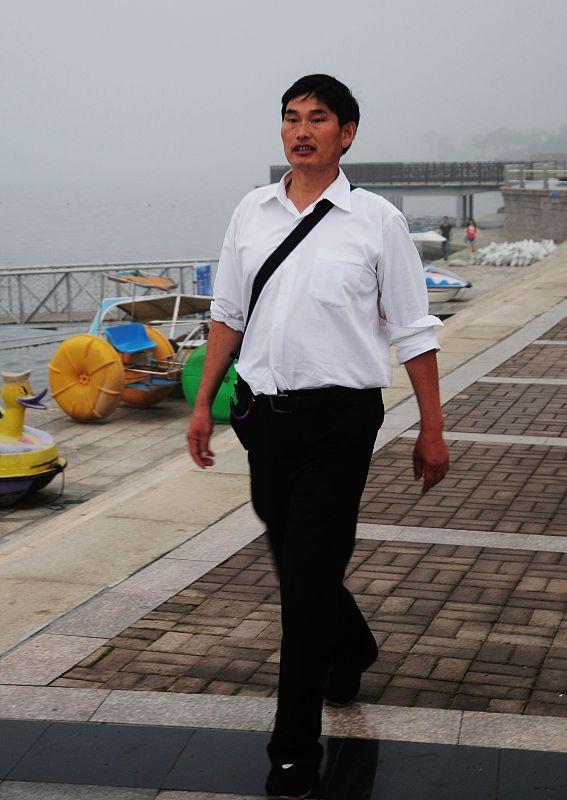 标题：大衣哥朱之文回应，出门从不带钱
大衣哥朱之文又上热搜，谈到自己外出从来不带