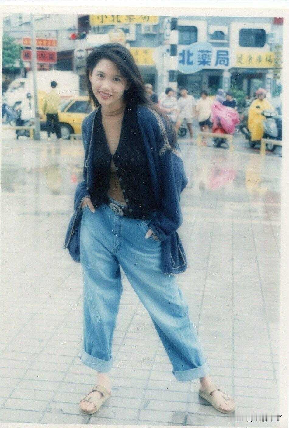 邱淑贞才是真正的「甜妹鼻祖」吧！她的美从不是千篇一律的精致，而是带着娇憨与灵动的