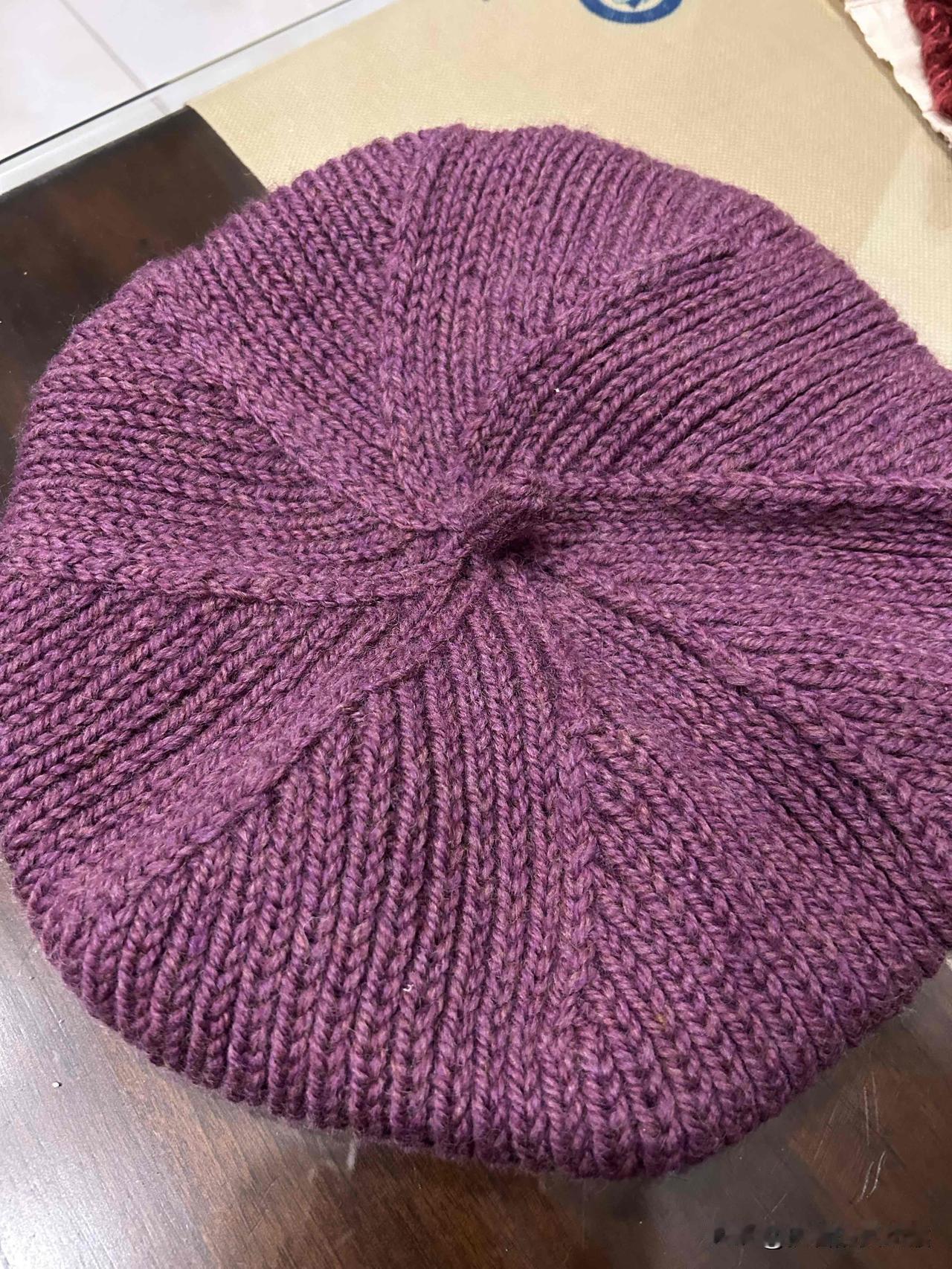 久不拿毛衣针的我，在2025年冬季共织了三顶帽子。

一顶是为自己织的是贝雷帽，