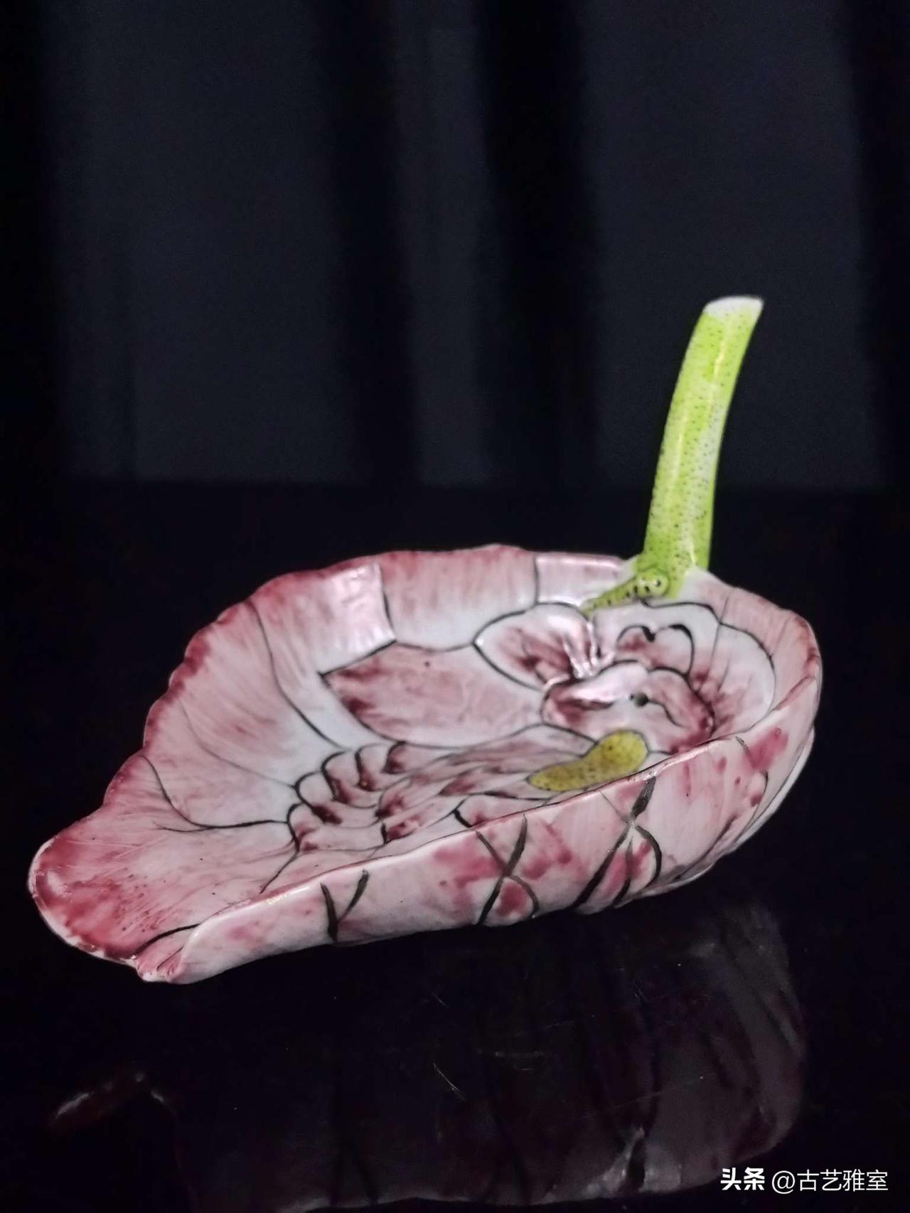 晚清第一名瓷秋操荷叶杯，一件瓷器见证一段清末往事
 这件粉彩仿生荷叶吸杯，就是收