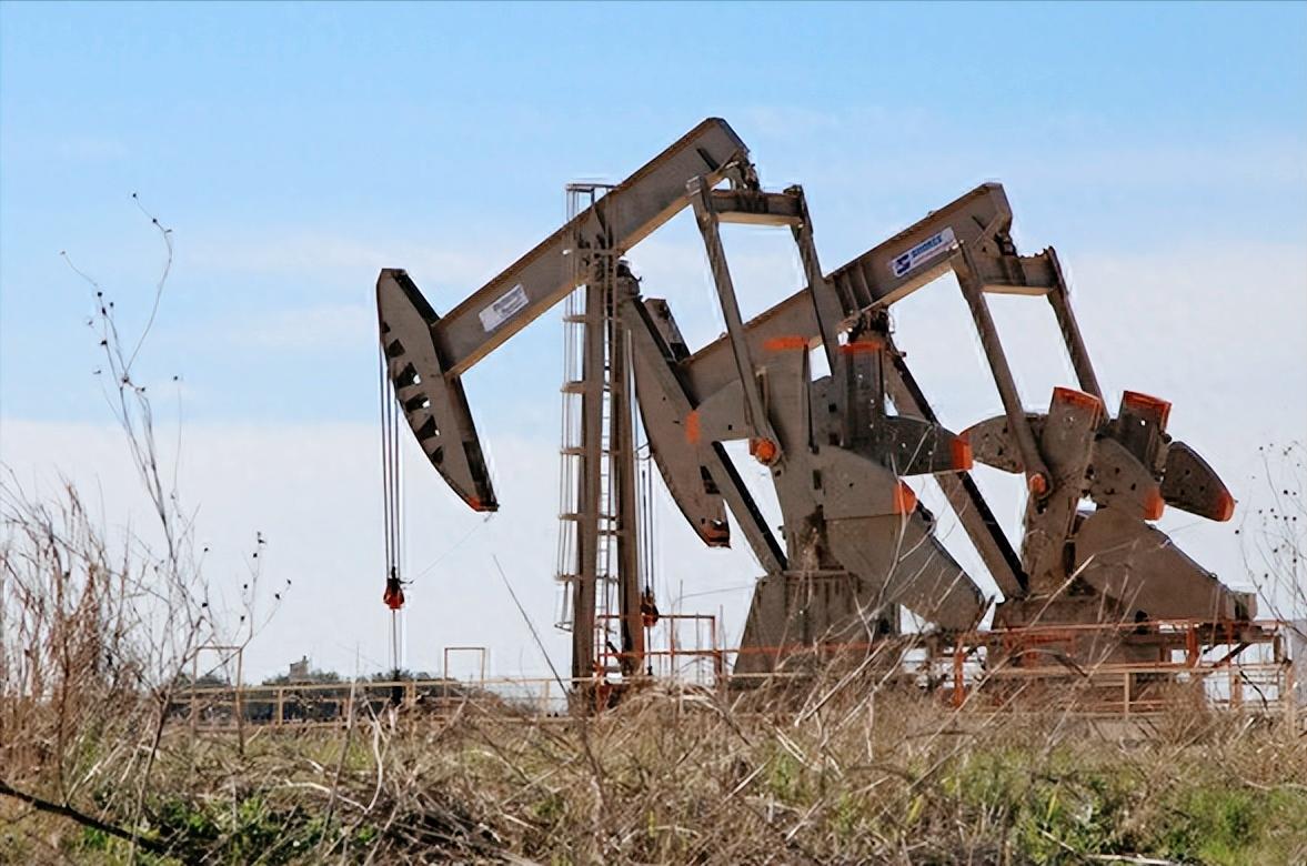 这下全球都慌了，油价一路狂飙创阶段新高，霍尔木兹海峡直接被伊朗掐断，全球五分之一