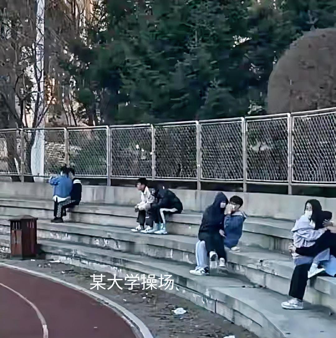 大学是万千学子梦寐以求的地方，在这里不仅可以学习知识和技能，可以结交很多的朋友，