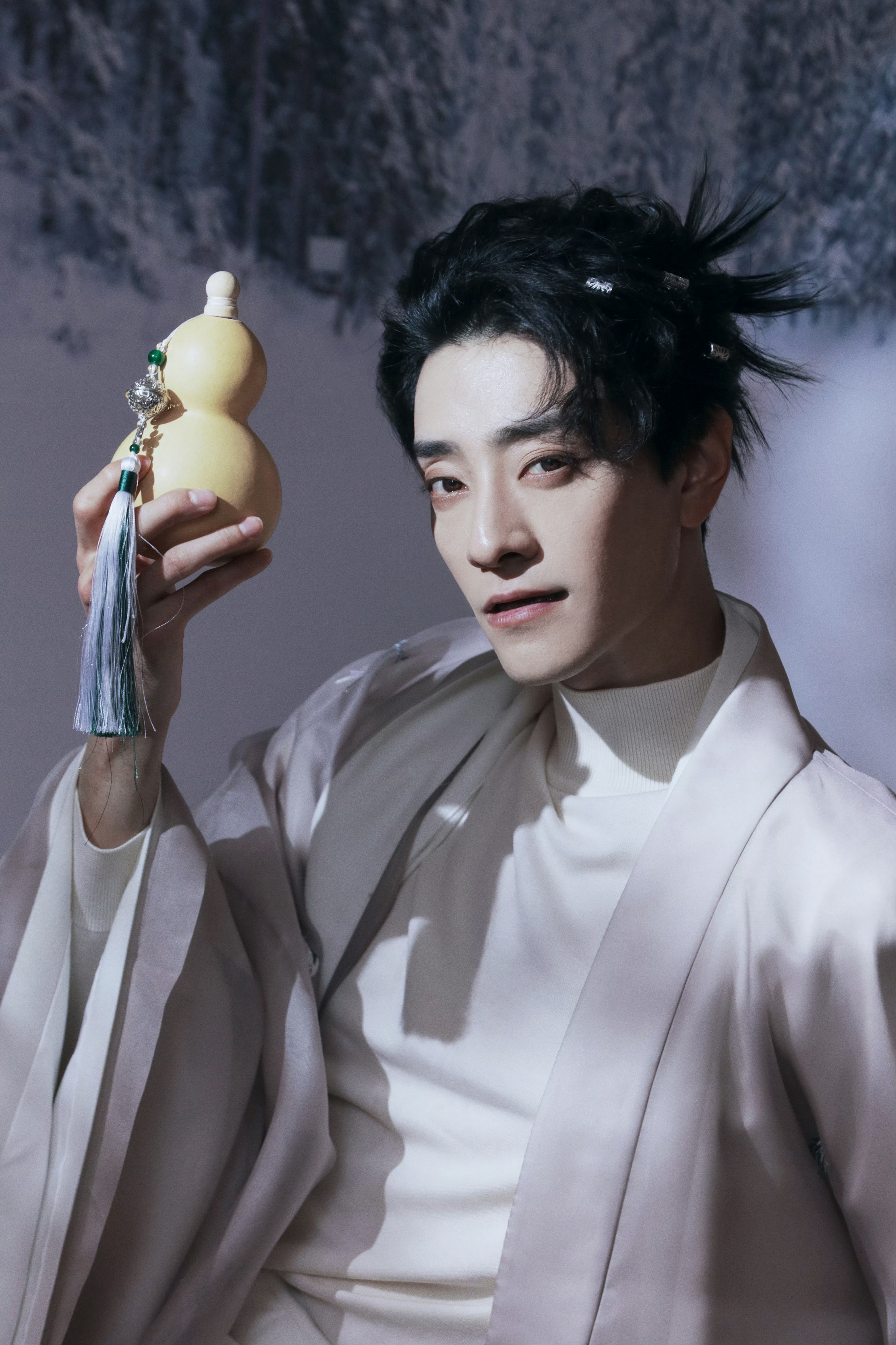 郑云龙  昨夜又见着你了，在梦里。场景好像是在后台化妆间？我是谁？助理吗？还是妈