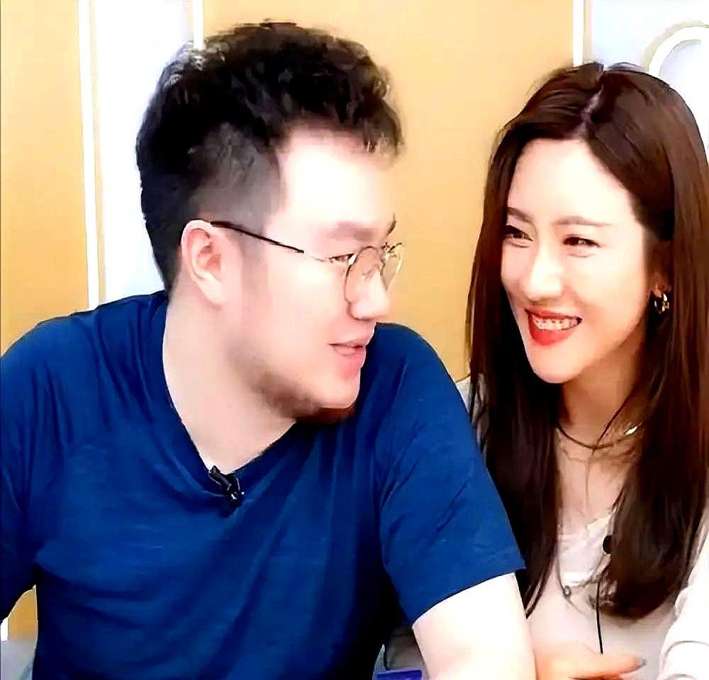 英达当年一句“离婚了别找我儿子”，把6岁的巴图直接踢出人生。
 
葬礼不让去，姓