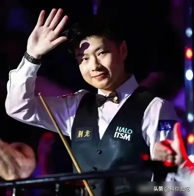 刚夸完赵心童心脏变大了，他就用一场2-5的脆败，把所有人的脸打了。
威尔逊那边