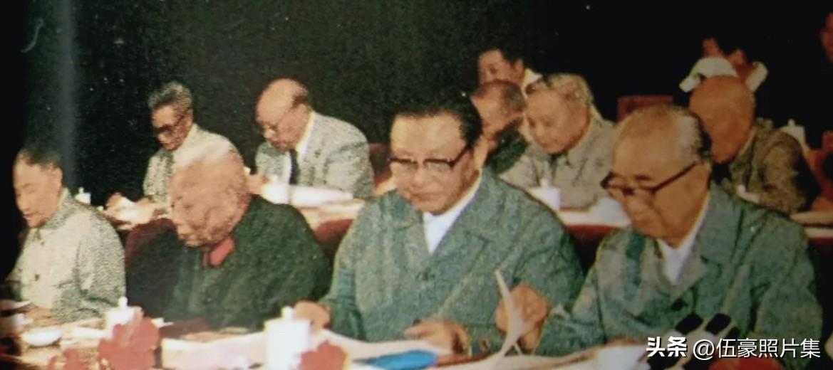 上世纪八十年代，程子华、宋时轮、徐向前等在会上。当天正在举行黄埔军校建校六十周年