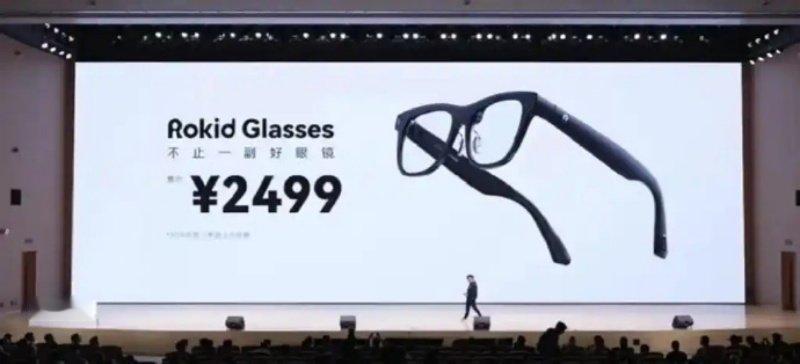 目前Rokid眼镜日销量大约为1200副，线上和线下各占半，相当于月销量为3.6