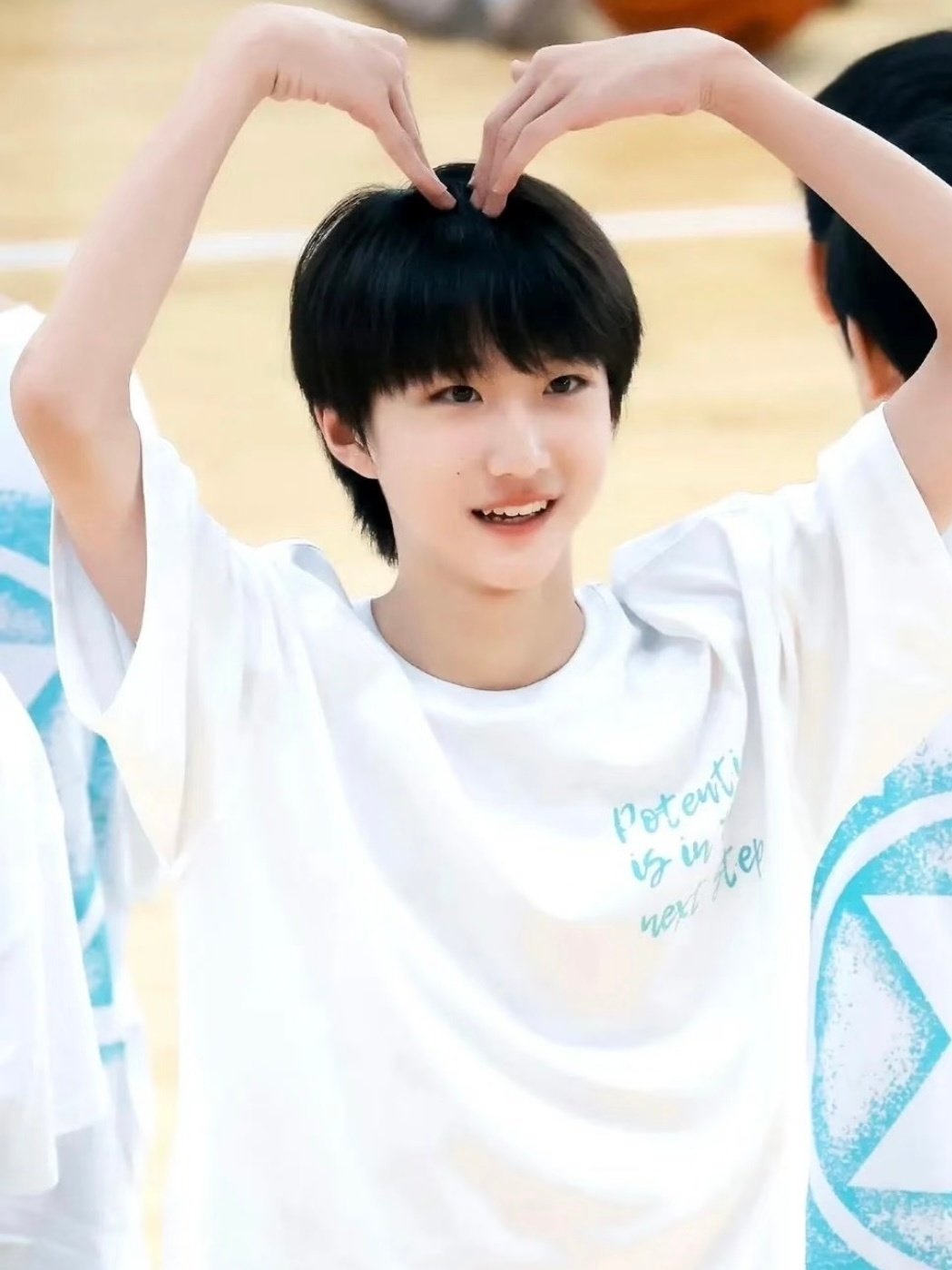 全深圳都在偶遇春日版黄朔黄朔深圳随机舞蹈夯爆了深圳街头偶遇天花板！黄朔春日造型清