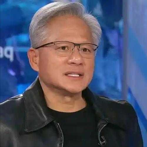 科技大佬黄仁勋说，各位，我手里的这个芯片，叫N1X，这是世界上最先进的芯片，可以