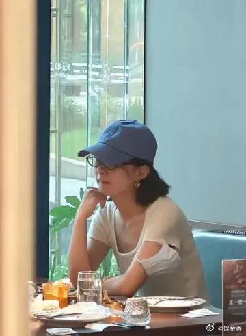 全上海都在偶遇赵丽颖大城市就是机会多啊！逛个街都能偶遇赵丽颖感觉姐的生活是真的平