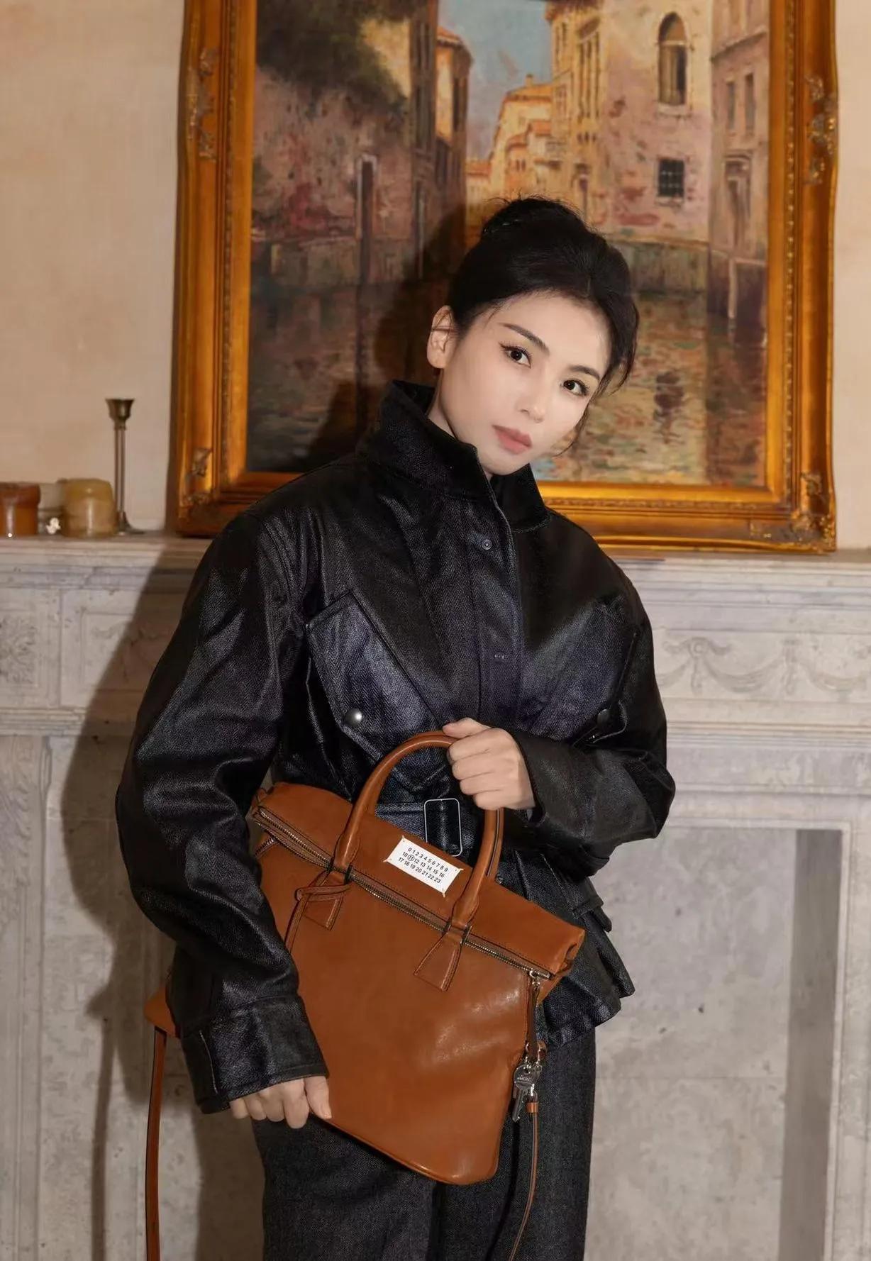 刘涛质感大片好绝
 
黑色皮外套+复古阔腿裤，拎上棕棕的包包，在欧式壁炉油画前一