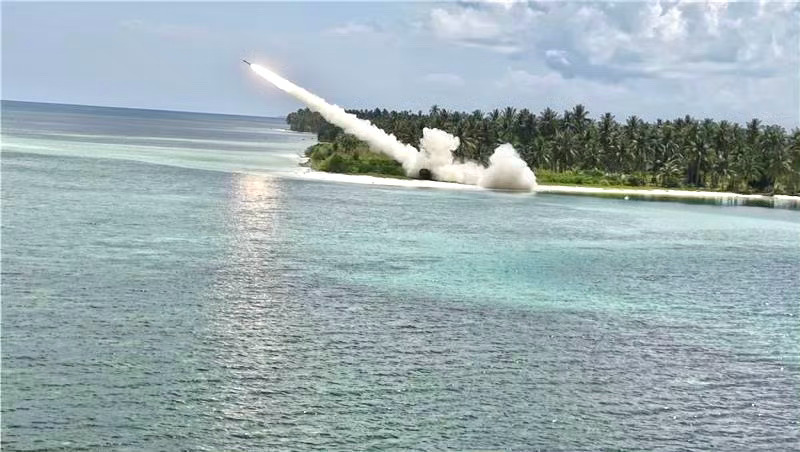 美国陆军炮兵的海马斯远火在菲律宾演练打了就跑战术，对付美军玩这套跳岛游击战，我们