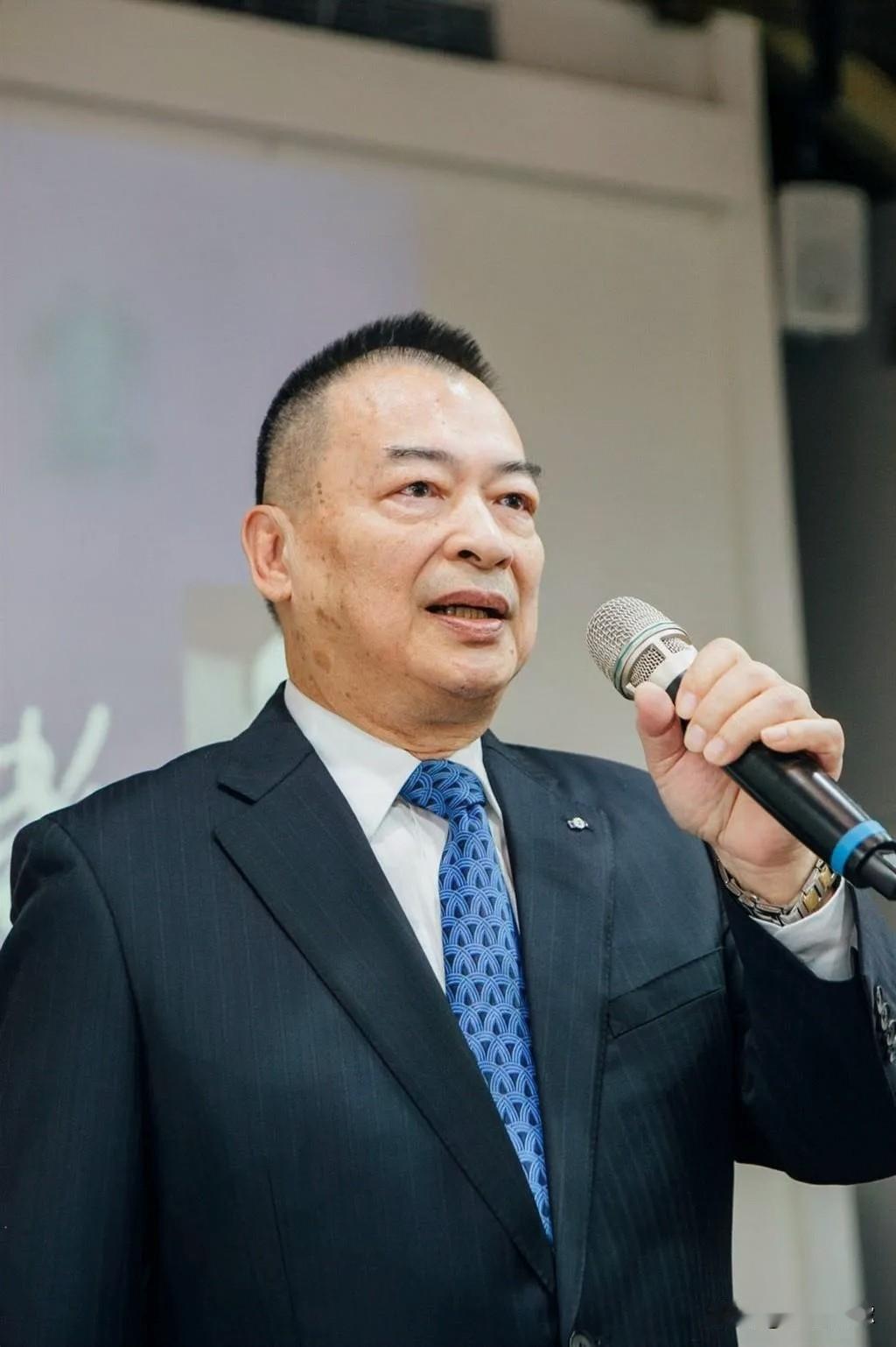 国民党内拥统力量在中评会上正式提案研议和平统一，这无疑是一个重大突破。
据中评社