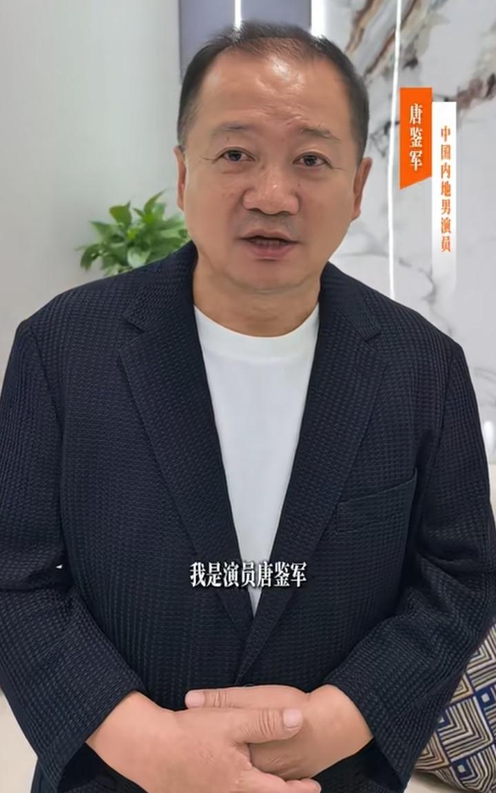 谢广坤“酸菜”事件后，压根不受影响，开始为商家宣传活动了。

只见58岁的谢广坤