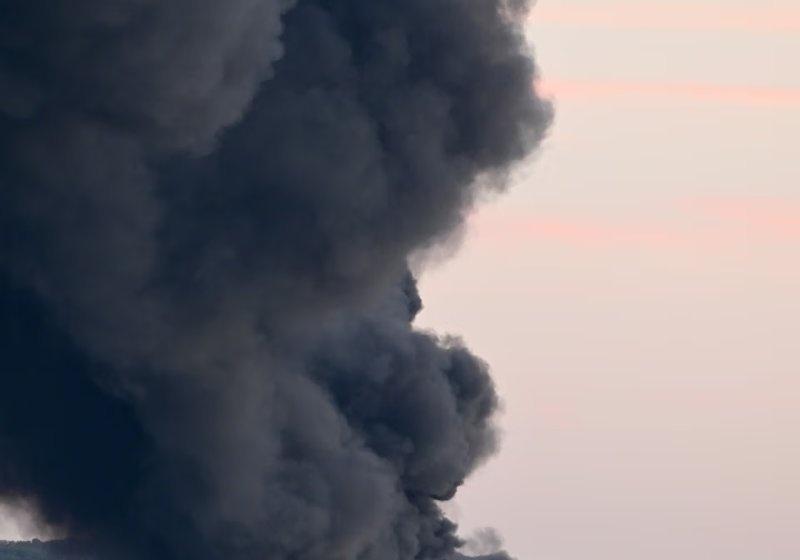 美司机目睹货机坠毁：机体数次爆炸后化为火球，行车记录仪拍下全程 网页链接