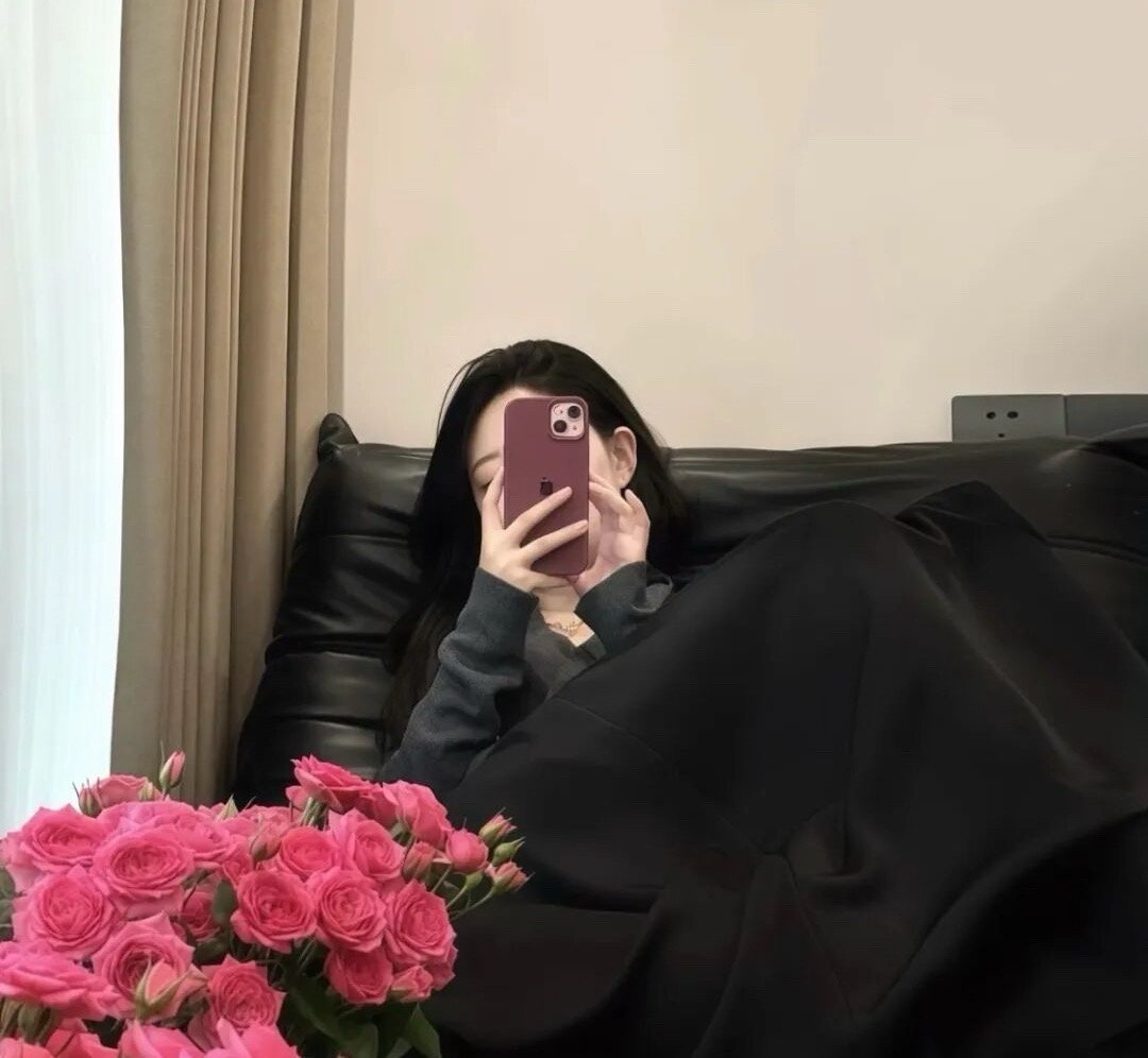 喜欢一个男人 你就把他约出来 二话不说你按上去就亲 他若喜欢你就顺理成章 他若不