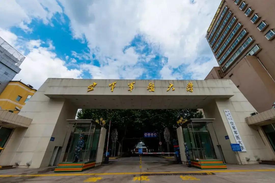 军医大学和部队医院如今是每况愈下，在复旦版排名中，昔日军医老大哥空军军医大学仅排