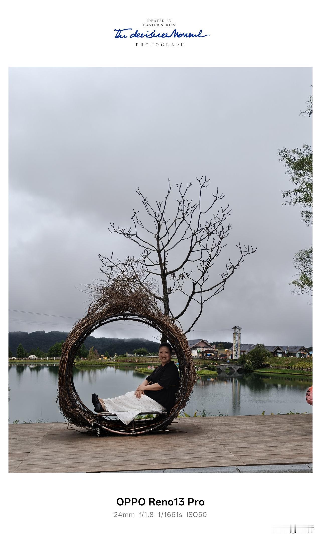 来到西岭湖，才算真切体会到什么叫湖光山色。天空飘着淡淡的云雾，远山被薄雾轻轻笼罩