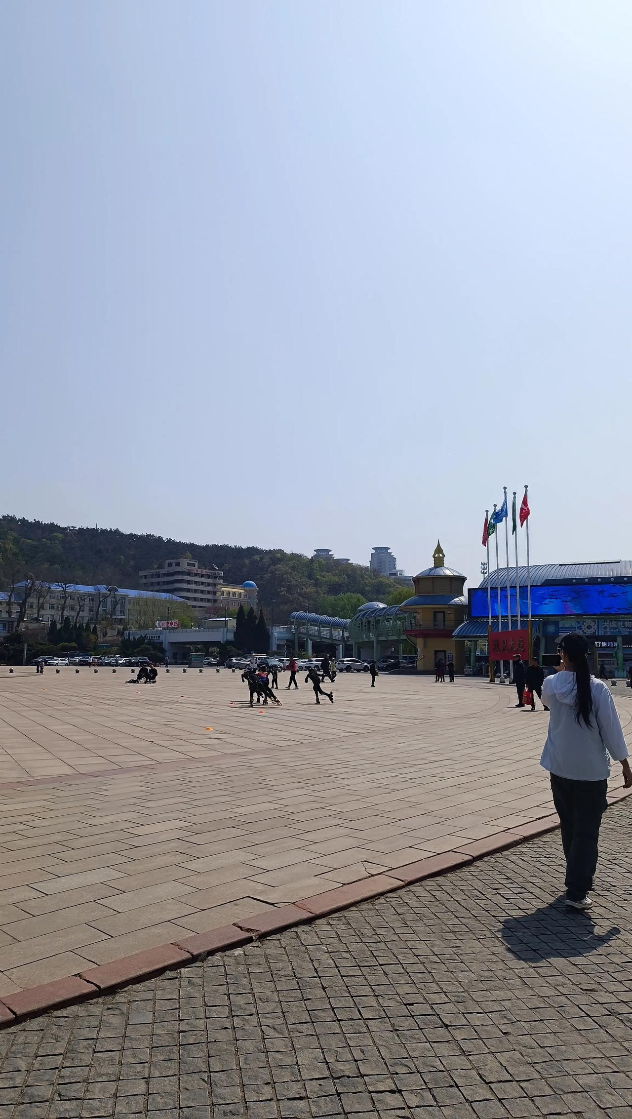 Yaya出门的重点还是踢毽子，这个只能我或者她爸陪着，她同学们不会。在学校她们玩