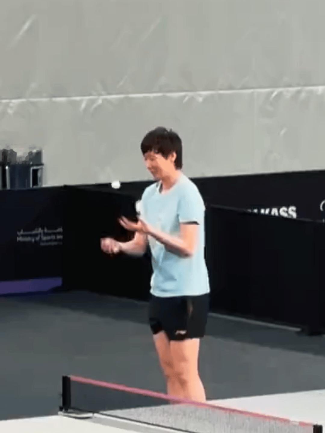 WTT多哈冠军赛训练馆，王曼昱完成训练后，开启杂耍模式！这算是曼昱的老技能了！经