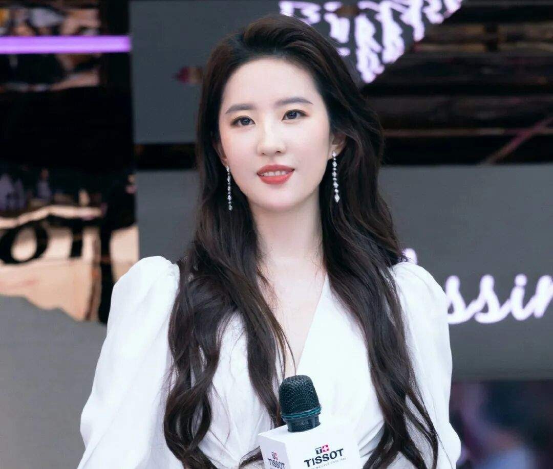 仙气飘飘刘亦菲：蕙质兰心，美若天仙。沉鱼落雁，倾国倾城！ 