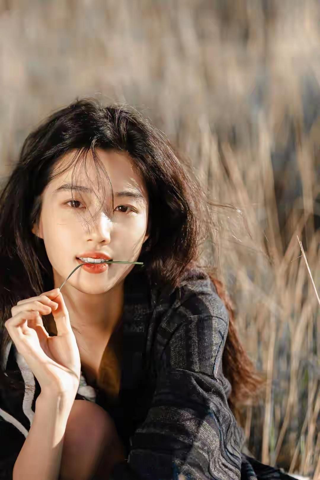 没背景的卢昱晓被资本疯抢，也让我看懂：娱乐圈长红靠的不是靠山，而是能让资本稳赚的