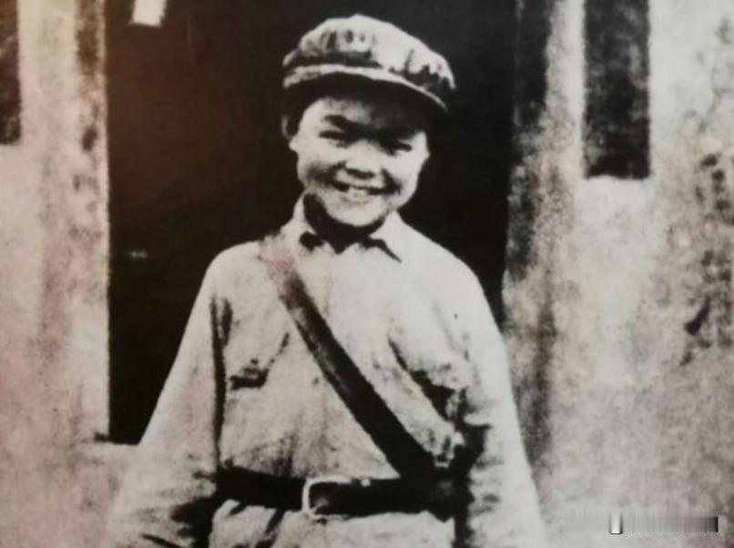 1936年延安某单位门口，一个十岁小孩自称走过长征要求进单位送信，但哨兵坚持不信